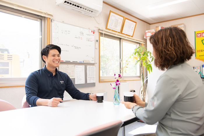 面談を行う笑顔の男性